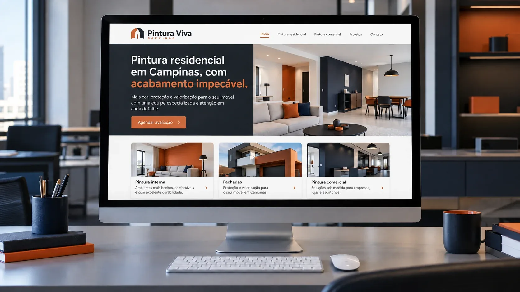 Monitor exibindo o site fictício da Pintura Viva Campinas, com menu, serviços e pedido de avaliação