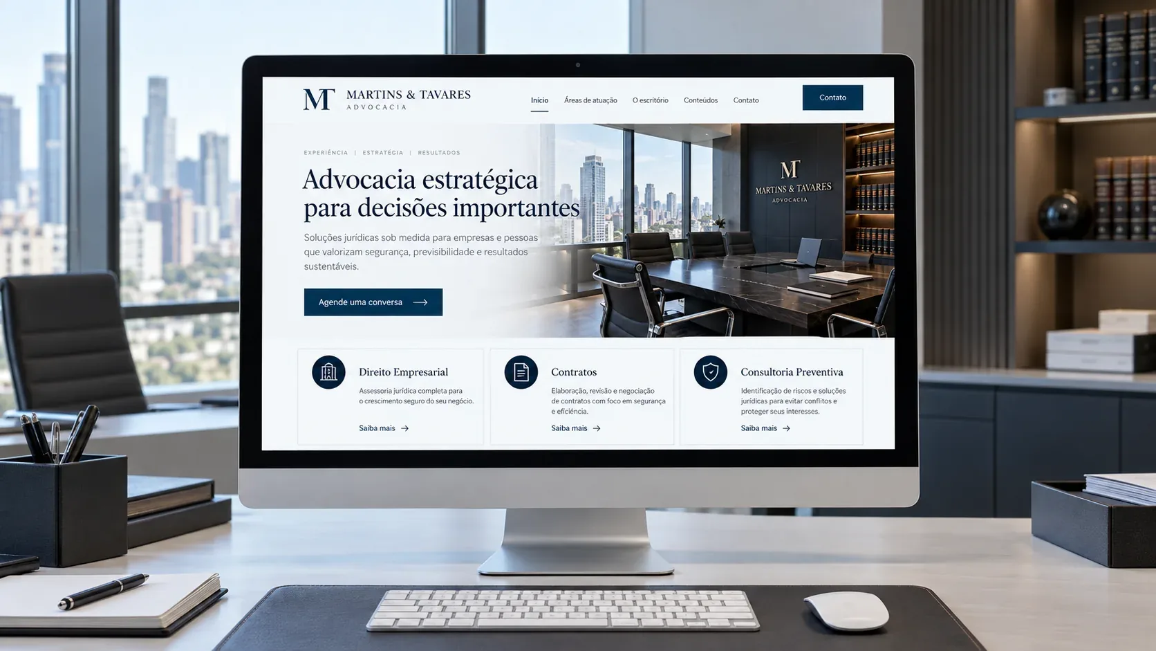Monitor exibindo o site reformulado fictício do escritório Martins & Tavares Advocacia